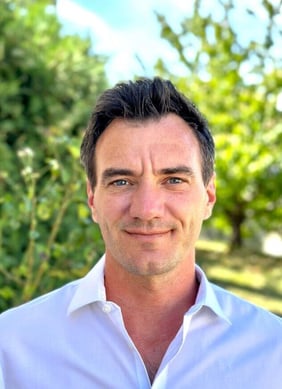 Portrait de Sébastien FLAMENS Hypnothérapeute à Lyon 6 PNL DNR EMDR magnétiseur et accompagnement en bilan de compétences