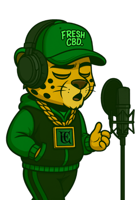 Leopardo Fresh CBD estilo rapero cantando al micrófono con gorra verde