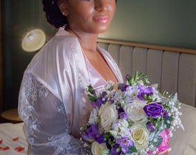 mariée, préparatif en peignoir tenant un bouquet