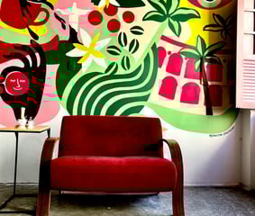 Style brésilien d'un intérieur avec une fresque murale qui représente Rio