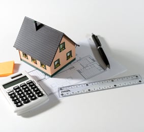 une maison avec des outils de mesures pour suggérer l'activité de diagnostic immobilier