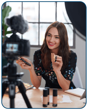 influencer grabando el unboxing de un producto mientras lo promociona