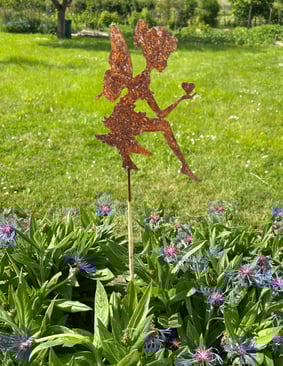 Fée de l'amour dans un jardin qui prend soin