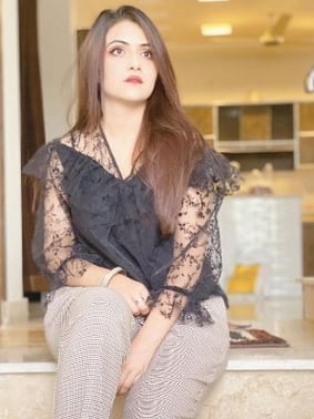 GFE escort Sana smiling softly at a café in Gurugram