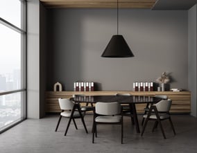 une salle de réunion avec une table et des chaises