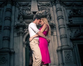 couple, église romantique, photo de rue