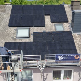 Solpalux Monteure installieren eine Photovoltaikanlage in Luxemburg