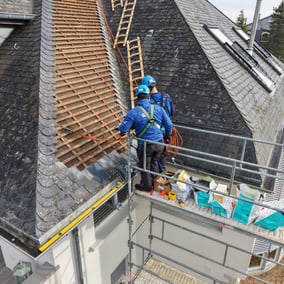 Zwei Solpalux-Monteure bei der Installation einer Photovoltaikanlage auf einem Hausdach in Luxemburg