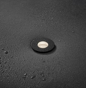 Foco empotrable MINI MINUS ultracompacto en techo oscuro, iluminación discreta