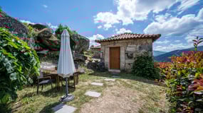 maison de vacance en pierre avec vue sur la montagne
