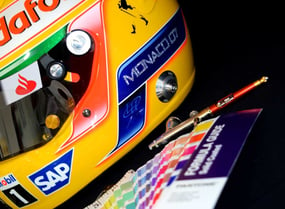 Peinture casque Hamilton avec aérographe et nuancier peinture pantone