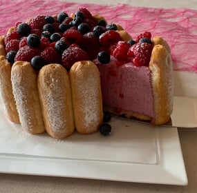 Charlotte aux fruits rouges chez Marmite et Papillote cuisine conviviale