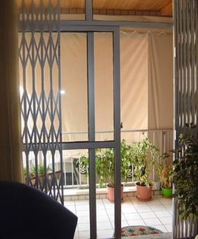Grade pantografica porta