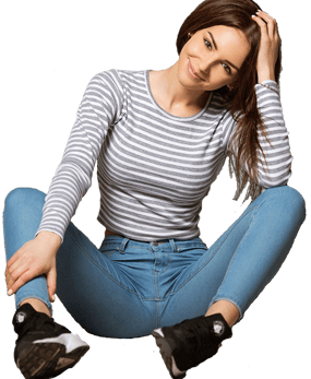 femme assise en jean