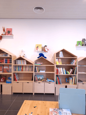 Aménagement du magasin de jouets avec des étagères en forme de maison