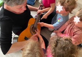 éveil musical, jeunes enfants découvrent le son d'un instrument