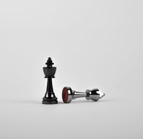 Duas peças de xadrez uma deitada e outra em pé representando desafios. Grupos de desafio sobre ansiedade. Aprenda a ser maior