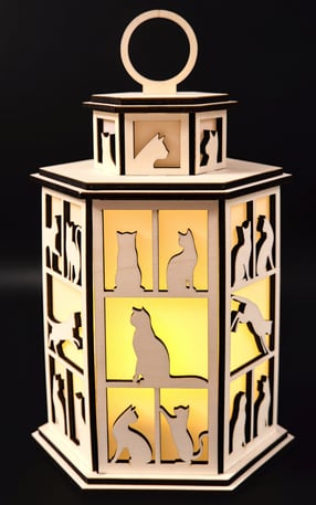 Holzlaterne mit Katzenmotiven, beleuchtet von Innen