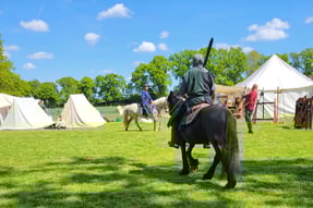 Schwertkampf zu Pferde