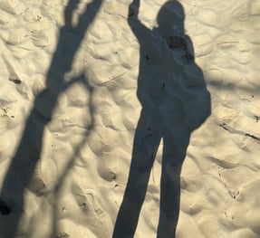 photo représentant l'ombre d une personne sur du sable