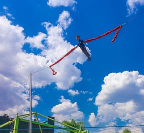 Saltando en el Bungee del parque Tobogán Gigante