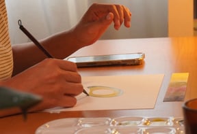 Leile fazendo uma pintura com foco no gestual