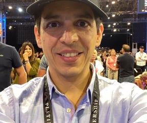 Daniel Bursztyn in a hat and a camera without glasses
