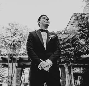 Como posar en arreglo del novio - Mejor fotógrafo de bodas en Guadalajara, México