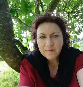 auto-portrait devant un arbre