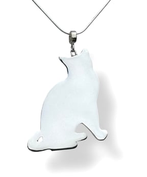 un pendentif en argent écologique représentant un chat