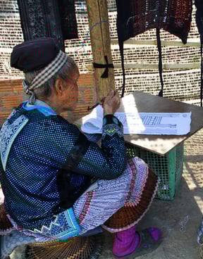 cụ bà vẽ sáp ong