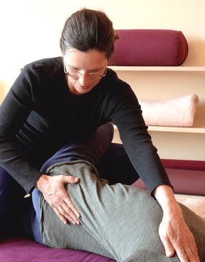 Massage Thai, posture yoga torsion latérale du dos