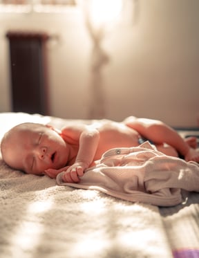 fotografia de bebe durmiendo en la cama sesion de fotos en granada