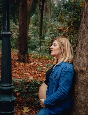madre embarazada tocándose la barriga