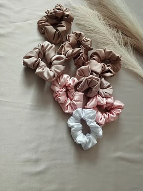Rankų darbo švelnios plaukų gumelės moterims