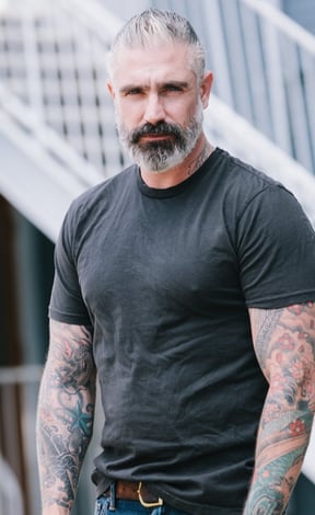 hombre tatuado