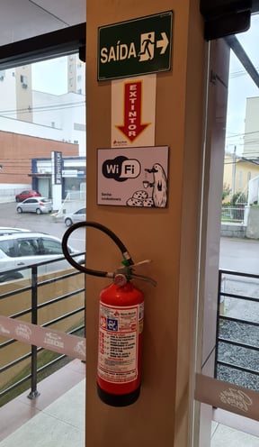 Extintor com placa de sinalização 