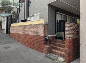 ひなたレディースケアの外観と入口の様子