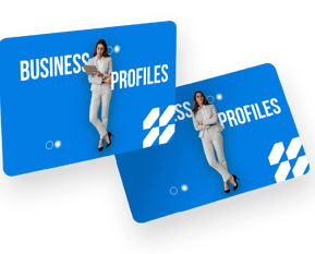 Bildsample für Business Profile mit einer Frau mit Tablet in blauen Hintergrund
