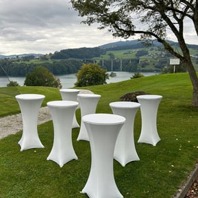 tables hautes avec hausse blanches pour location à un marriage