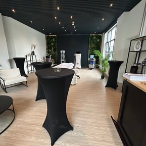 table hautes avec hausses noir pour cocktail dans une entreprise