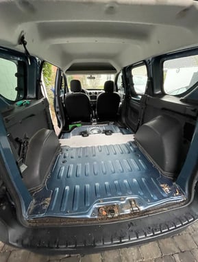leerer Innenraum des Dacia Dokkers bereit für den DIY Mini Camper Ausbau der Teppich wurde entfernt
