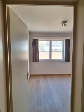 Photo avant transformation de l'appartement à Knokke vue de la chambre principale