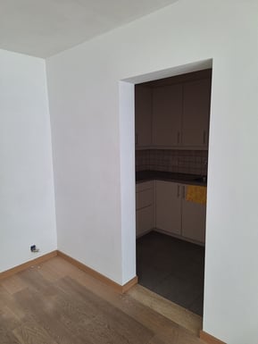 Photo avant rénovation de l'appartement de Knokke avant transformation vue de la cuisine