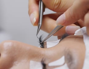 An individual is offering eyelash services with expertise