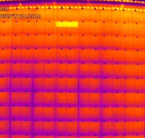 vue d'une installation de panneaux solaire avec une anomalie  