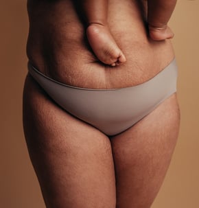 Femme en bikini portant un bébé