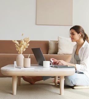 Mujer participando en una clase online en vivo desde casa con la plataforma Yarkeey