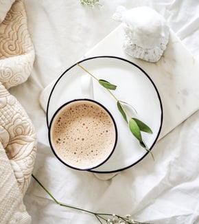 Un café dans une coupelle blanche, un moment de calme