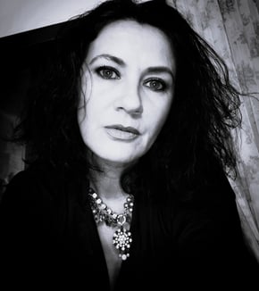 Diana Encea, psiholog și psihoterapeut în formare, specializat în doliu, anxietate și traumă.